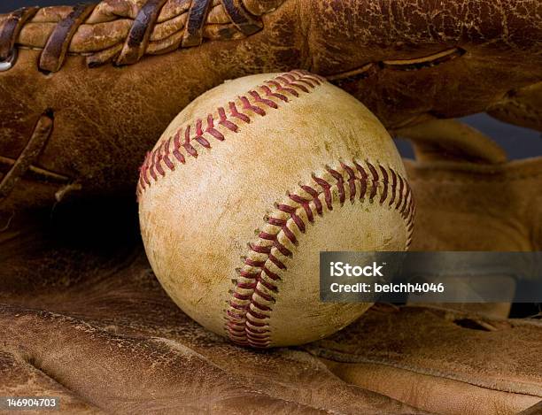 Foto de Despojado E Old Luva De Beisebol e mais fotos de stock de Antigo - Antigo, Arranhado, Beisebol