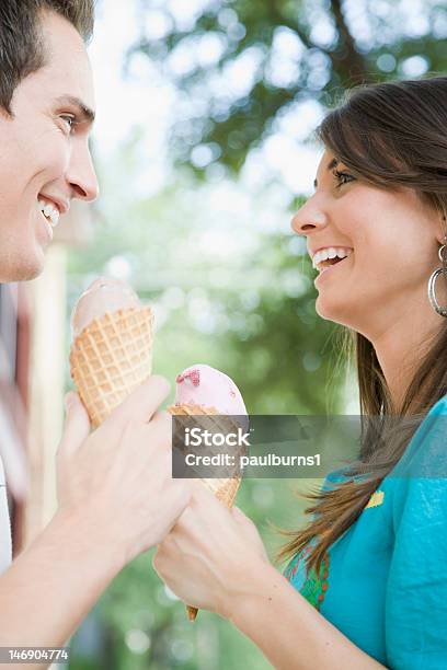 Пара С Мороженое Конусов — стоковые фотографии и другие картинки В профиль - В профиль, Еда, Есть