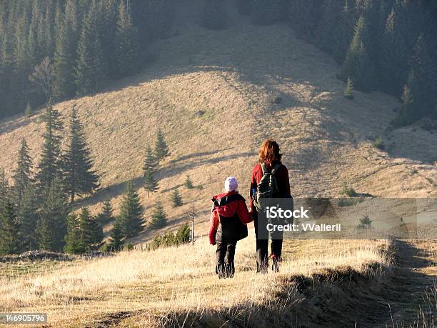 Viajar En Familia Foto de stock y más banco de imágenes de Camino - Camino, Madre, Abeto