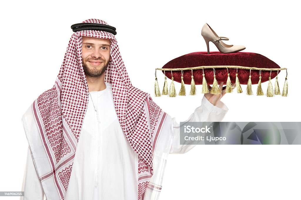 Arabische person hält einen Kissen mit Schuh auf Sie - Lizenzfrei Accessoires Stock-Foto