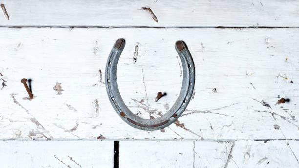 lucky horseshoe - horseshoe rusty nail old - fotografias e filmes do acervo