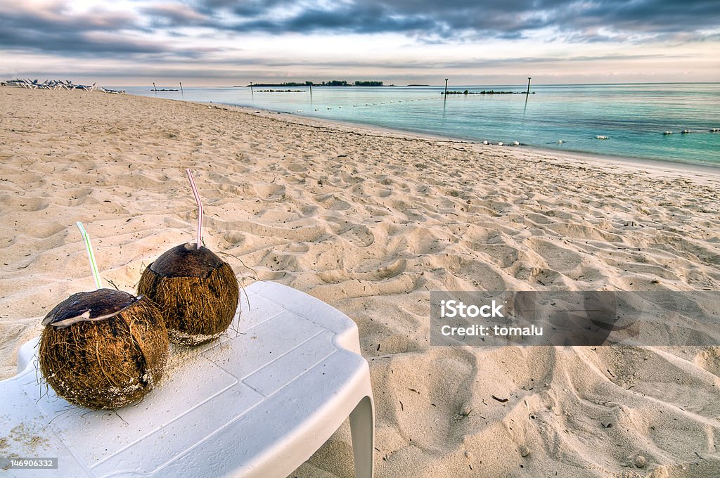 COCCO cocktail sulla spiaggia - Foto stock royalty-free di Acqua