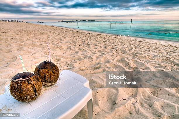 Cocco Cocktail Sulla Spiaggia - Fotografie stock e altre immagini di Acqua - Acqua, Ambientazione esterna, Aurora