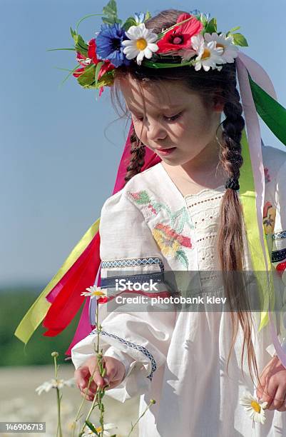 Kleines Mädchen Mit Kamille Field Stockfoto und mehr Bilder von Blume - Blume, Ein Mädchen allein, Eine Person