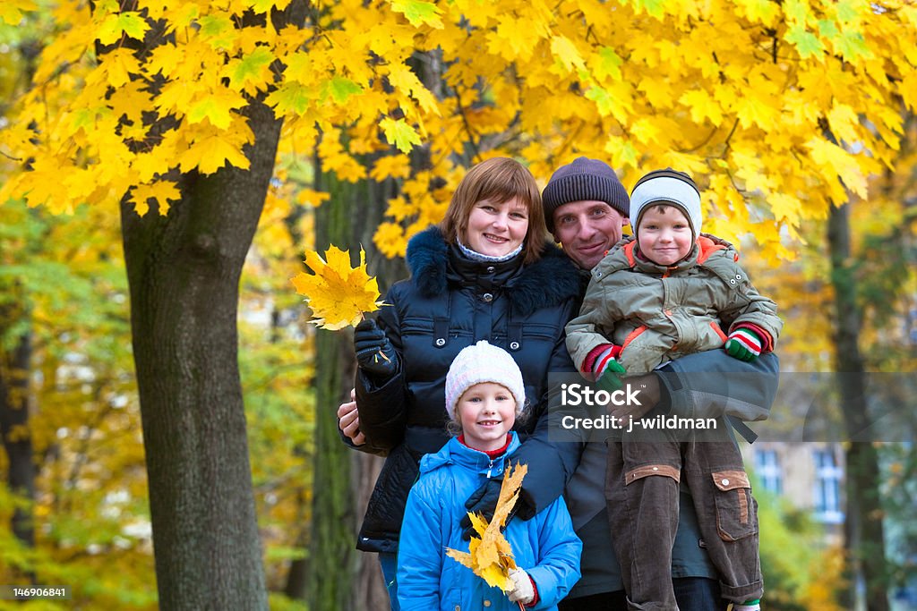 秋の公園で家族 - カエデのロイヤリティフリーストックフォト