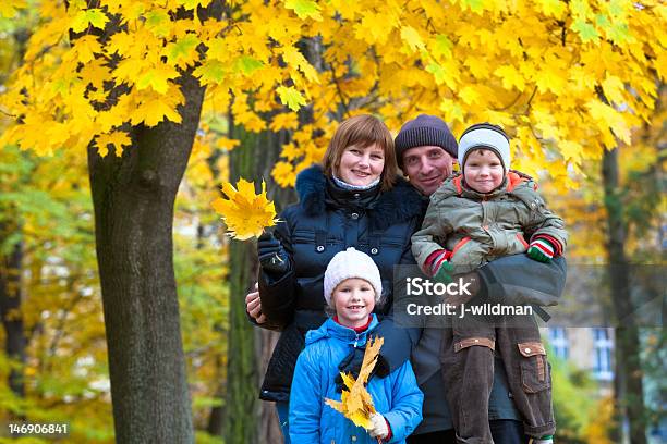 秋の公園で家族 - カエデのストックフォトや画像を多数ご用意 - カエデ, ライフスタイル, 人物