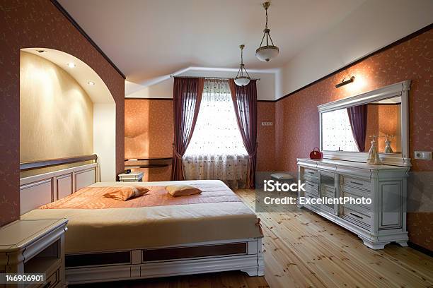 Hermoso Interior De Un Dormitorio Foto de stock y más banco de imágenes de Acogedor - Acogedor, Almohada, Arco - Característica arquitectónica