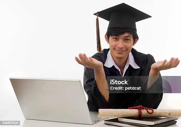 Ahora Qué Foto de stock y más banco de imágenes de Graduación - Graduación, Encogerse de hombros, Incertidumbre