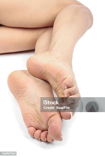 Woman Legs Aislado En Blanco Y Los Pies Foto de stock y más banco de imágenes de Adulto - Adulto, Depilación con cera, Fotografía - Imágenes