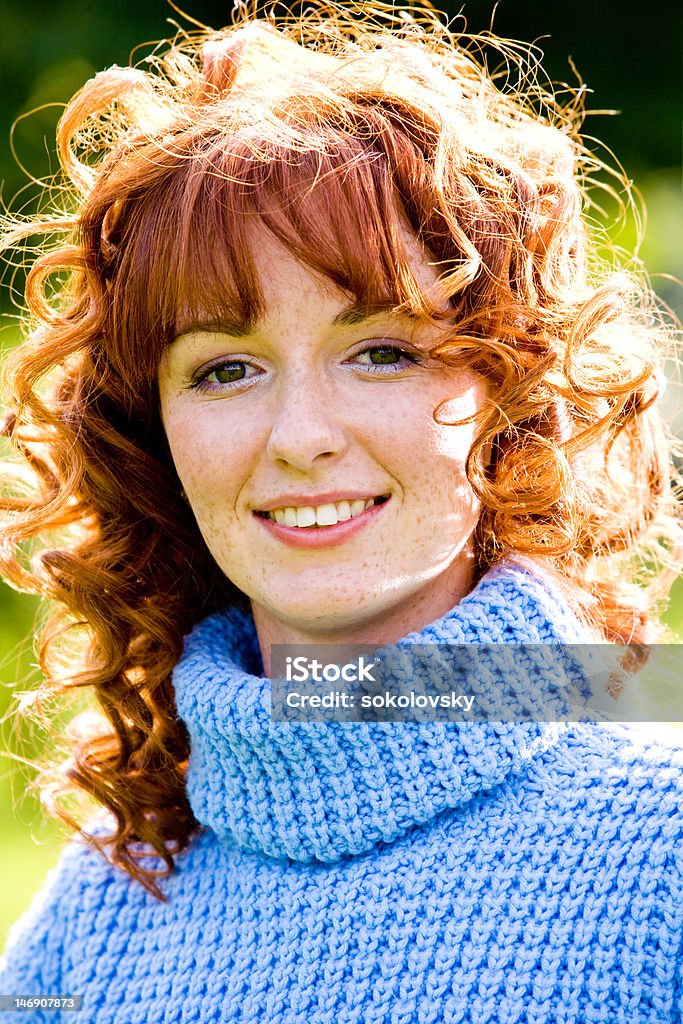 Jasny Portret Czerwony-haired Młoda kobieta na zewnątrz - Zbiór zdjęć royalty-free (20-24 lata)