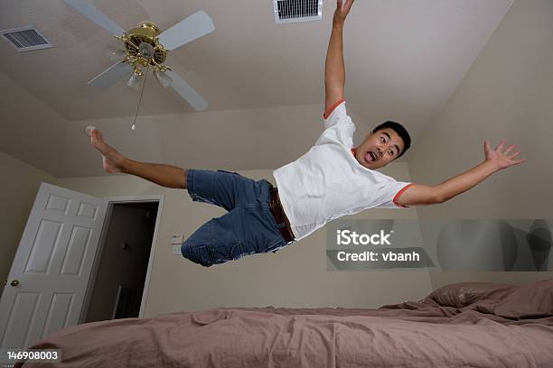 Foto de Asiático Homem Pulando Acima Da Cama e mais fotos de stock de Levitação - Levitação, Asiático e indiano, Calção