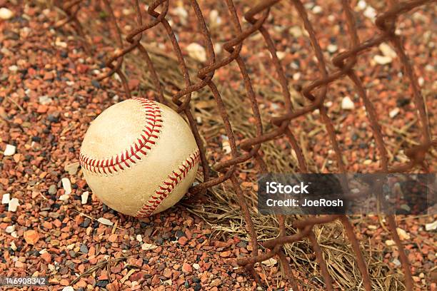 Baseball Gegen Rostige Zaun Stockfoto und mehr Bilder von Baseball - Baseball, Baseball- und Softball-Nachwuchsliga, Baseball-Frühjahrstraining