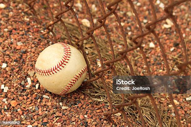 Photo libre de droit de Baseball Contre Rusty Barrière banque d'images et plus d'images libres de droit de Adolescence - Adolescence, Adolescent, Balle de baseball