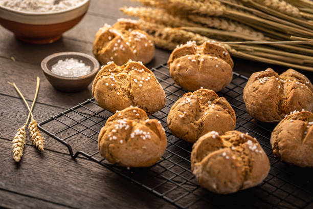 домашние булочки и�з спельты с солью на деревянном фоне - basket bread breakfast close up стоковые фото и изображения