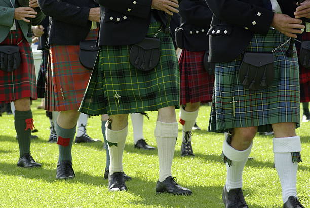 gaita banda - falda escocesa fotografías e imágenes de stock