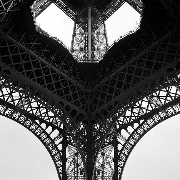 エッフェル塔,パリ,フランス - eiffel tower black and white paris france construction ストックフォトと画像