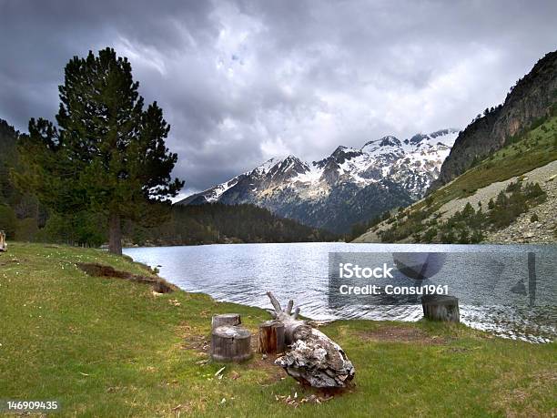 Lago Llong Foto de stock y más banco de imágenes de Aire libre - Aire libre, Belleza de la naturaleza, Cadena de montañas