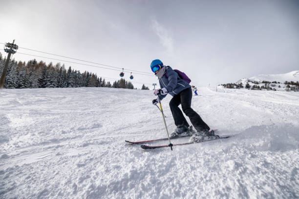 mujer madura esquiando en las montañas de los alpes europeos en austria - skiing snow skiing helmet fun fotografías e imágenes de stock