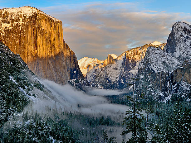 vale yosmite no inverno nevoeiro - mist mountain range californian sierra nevada cliff imagens e fotografias de stock