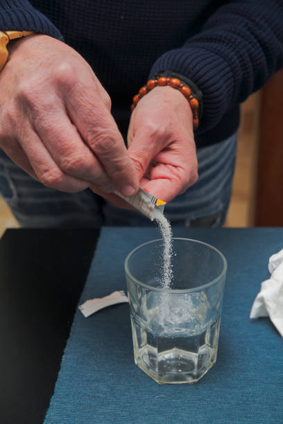 istock POURING ENVELOPE OF MEDICINE FOR A COLD 1469108480