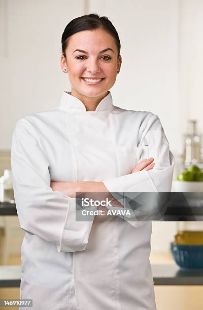 Atractiva Mujer Chef Foto de stock y más banco de imágenes de 30-39 años - 30-39 años, Adulto, Adulto de mediana edad