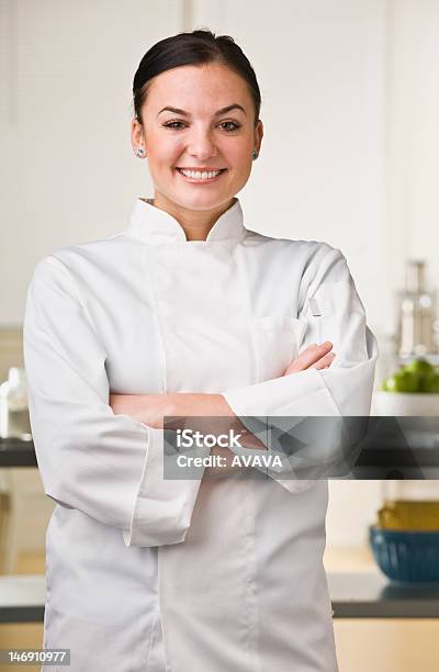 Atraente Feminino Chef - Fotografias de stock e mais imagens de 30-39 Anos - 30-39 Anos, Adulto, Adulto de idade mediana