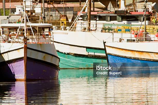 Barcos De Pesca - Fotografias de stock e mais imagens de Ao Ar Livre - Ao Ar Livre, Atracado, Cidade do Cabo