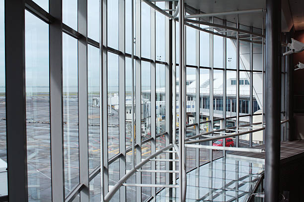 terminal aeroporto di auckland - airport window outdoors airfield foto e immagini stock