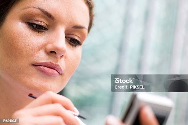 Mulher Usando Palmtop Closeup - Fotografias de stock e mais imagens de Adulto - Adulto, Agenda Eletrónica, Ao Ar Livre