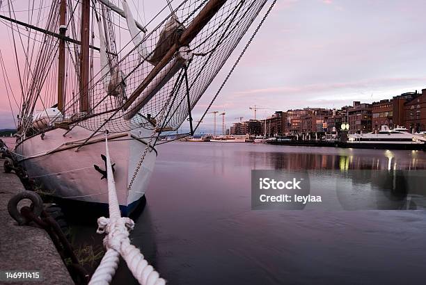 Klassisches Segelboot Yacht Vertäut Im Hafen Von Oslo Stockfoto und mehr Bilder von Asphalt