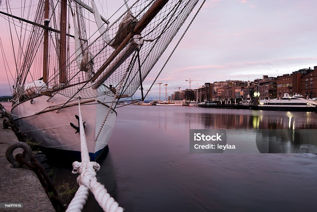 Klasyczne, żeglowanie jachtem zacumowane w Oslo harbor - Zbiór zdjęć royalty-free (Asfalt)