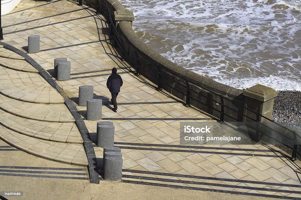 Hombre del camino frente al mar - Foto de stock de Abstracto libre de derechos