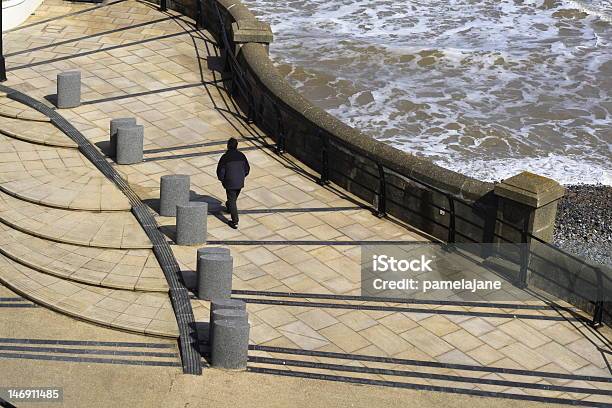 Hombre Del Camino Frente Al Mar Foto de stock y más banco de imágenes de Abstracto - Abstracto, Acera, Adulto