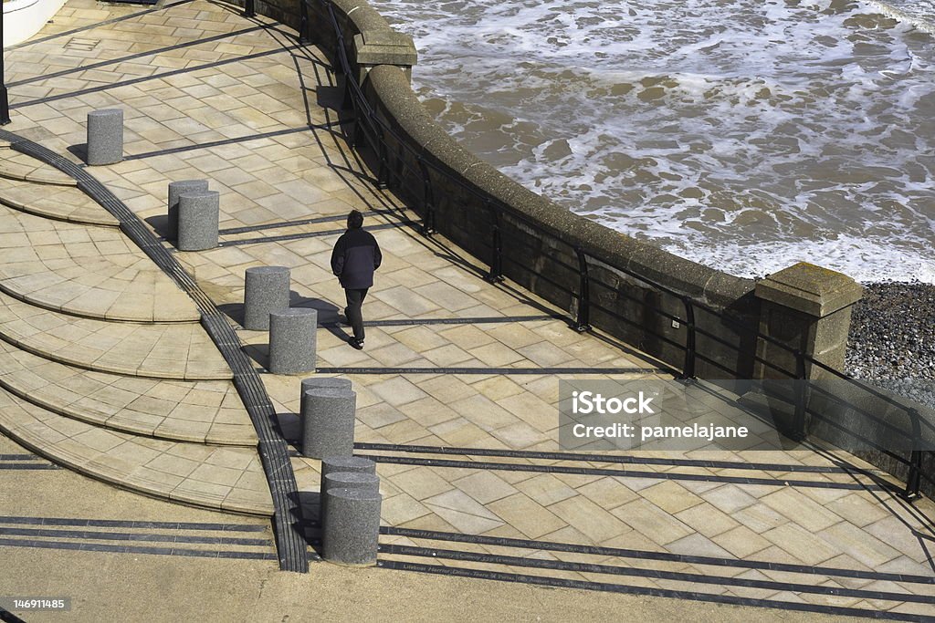 Homme de promenade piétonne en front de mer - Photo de Abstrait libre de droits