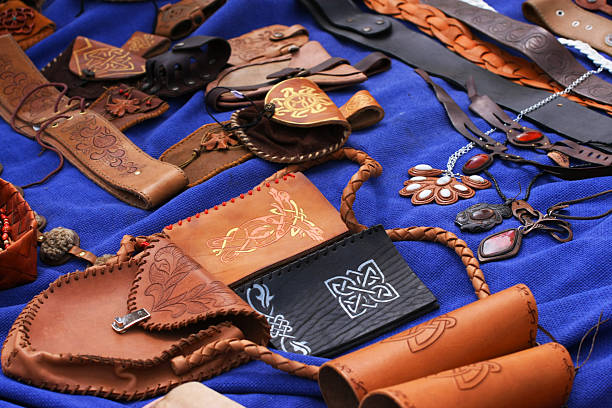 cuero hechas a mano - leather belt sewing hide fotografías e imágenes de stock