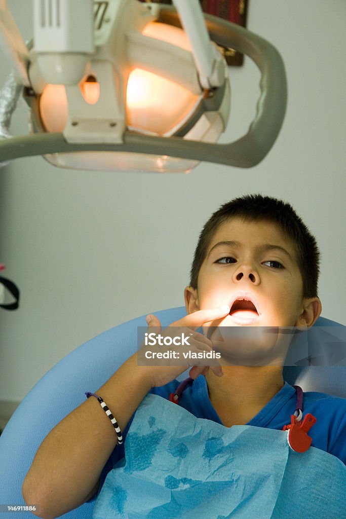 Молодой мальчик на Стоматолог's стул - Стоковые фото Боль роялти-фри