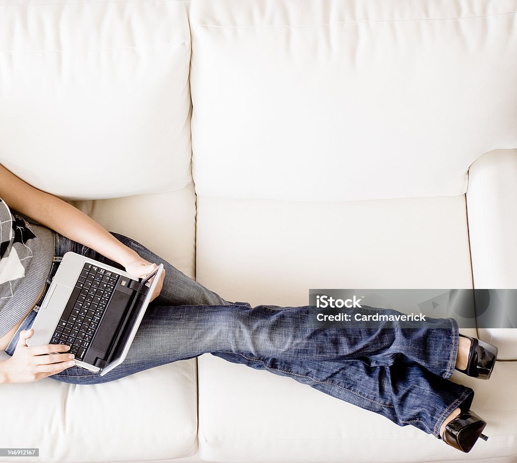 Vista de cima da mulher em um sofá com Laptop - Foto de stock de 20 Anos royalty-free