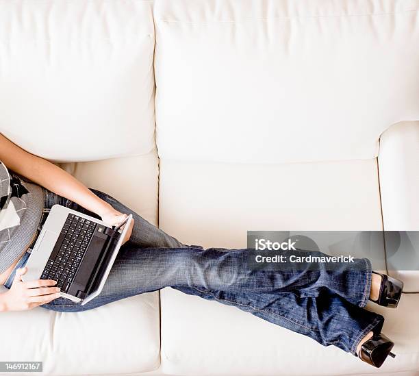 Foto de Vista De Cima Da Mulher Em Um Sofá Com Laptop e mais fotos de stock de 20 Anos - 20 Anos, Aconchegante, Adulto