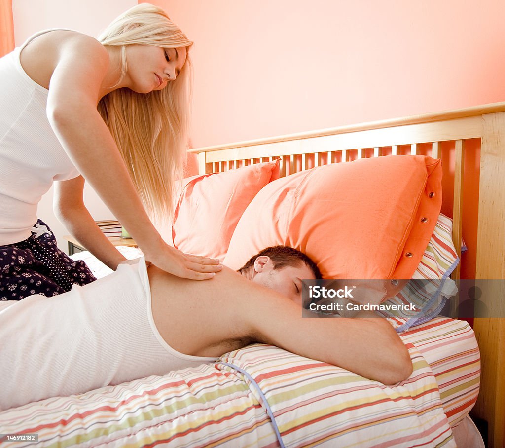 Женщина Массажировать человек на кровати - Стоковые фото Благополучие роялти-фри