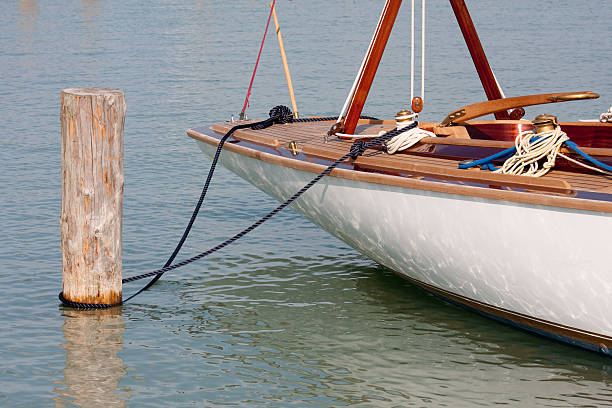 yacht dettaglio in un lago - moored passenger ship rope lake foto e immagini stock