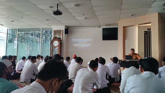 photo of recitation inside the al bahri mosque, on jalan batu, jakarta, indonesia. November 2, 2022
