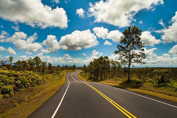 road auf der linken spur. - no passing lane stock-fotos und bilder