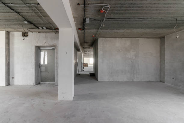 istock Spacious empty rooms floor after filling out the work on the wall and ceiling 1469129575