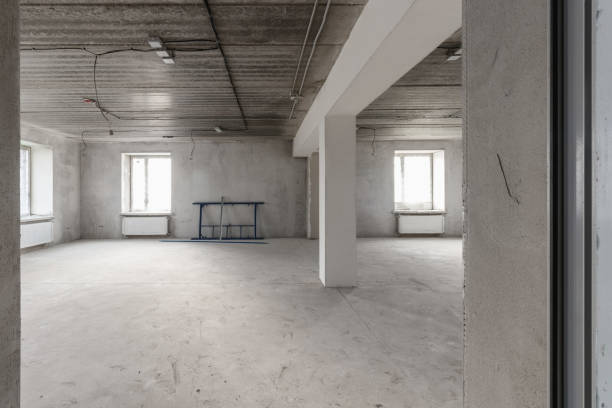 istock Spacious empty rooms floor after filling out the work on the wall and ceiling 1469129601