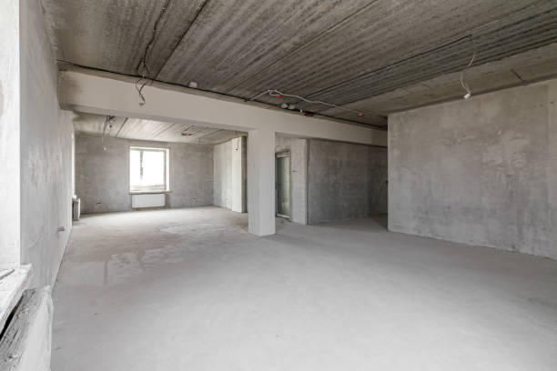 istock Spacious empty rooms floor after filling out the work on the wall and ceiling 1469129613