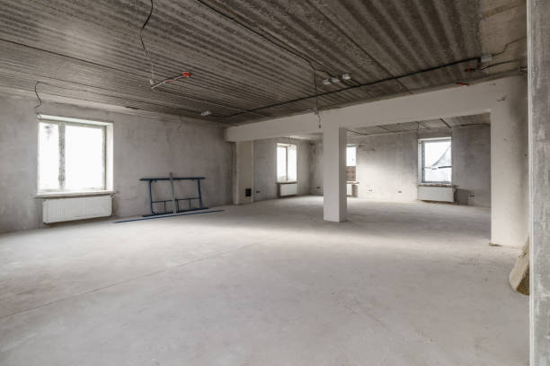 istock Spacious empty rooms floor after filling out the work on the wall and ceiling 1469129656