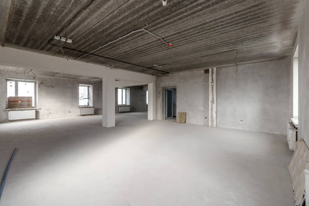 istock Spacious empty rooms floor after filling out the work on the wall and ceiling 1469129657