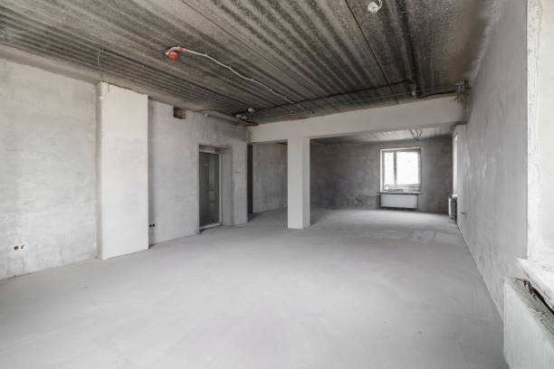 istock Spacious empty rooms floor after filling out the work on the wall and ceiling 1469129667