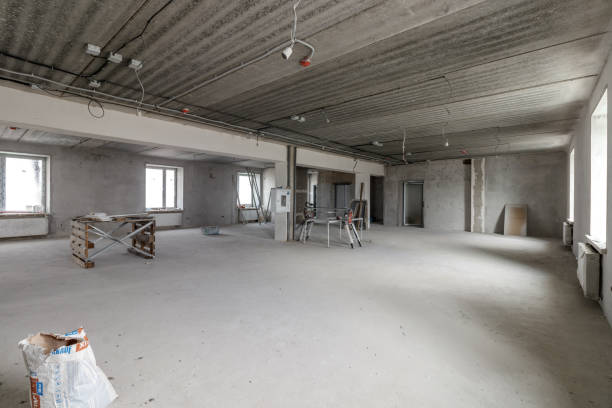 istock Spacious empty rooms floor after filling out the work on the wall and ceiling 1469129707