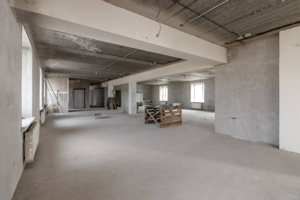 istock Spacious empty rooms floor after filling out the work on the wall and ceiling 1469129767